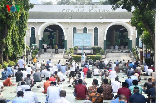 Umat Islam Indonesia kembali melakukan Sholat Jumat di masjid setelah masa 3 bulan - ảnh 1