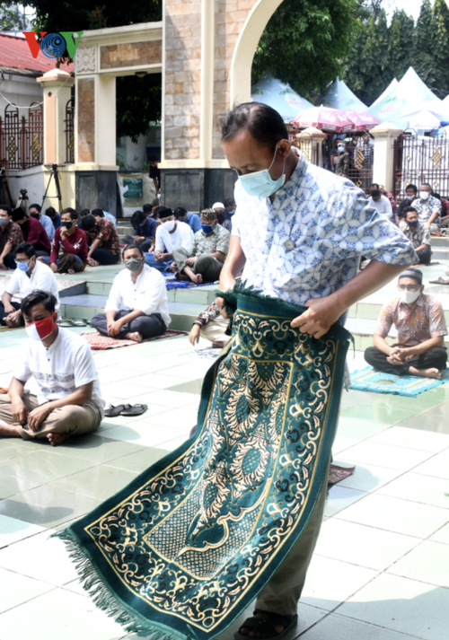 Umat Islam Indonesia kembali melakukan Sholat Jumat di masjid setelah masa 3 bulan - ảnh 3