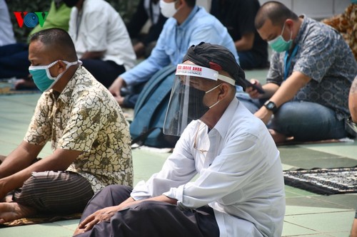 Umat Islam Indonesia kembali melakukan Sholat Jumat di masjid setelah masa 3 bulan - ảnh 5
