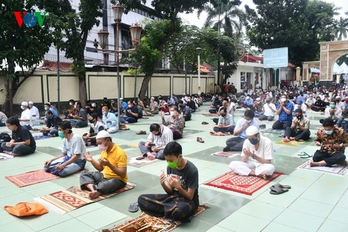 Umat Islam Indonesia kembali melakukan Sholat Jumat di masjid setelah masa 3 bulan - ảnh 6