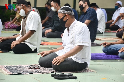 Umat Islam Indonesia kembali melakukan Sholat Jumat di masjid setelah masa 3 bulan - ảnh 7