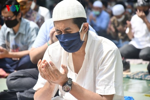 Umat Islam Indonesia kembali melakukan Sholat Jumat di masjid setelah masa 3 bulan - ảnh 8