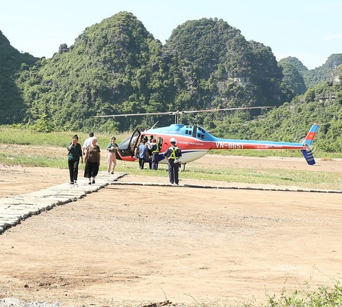 Memandangi Kompleks Lanskap Trang An dengan helikopter - ảnh 1