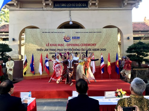 Pameran Busana Tradisional Negara-Negara ASEAN 2020 - ảnh 1
