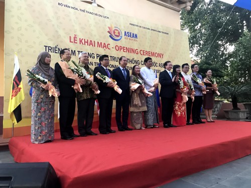 Pameran Busana Tradisional Negara-Negara ASEAN 2020 - ảnh 7