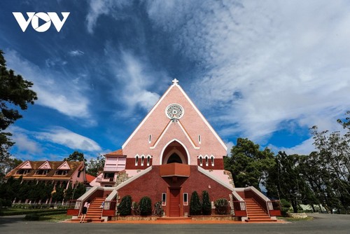 “Check in” Gereja Berwarna Merah Muda yang Teramat Indah di Kota Da Lat - ảnh 8
