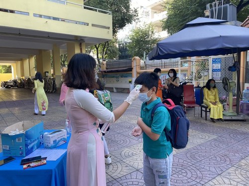 Para Pejalar di Seluruh Vietnam Kembali ke Sekolah di Tengah Pencegahan dan Penanggulangan Wabah Covid-19 Diketat - ảnh 2