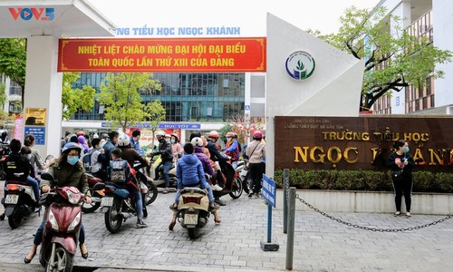 Para Pejalar di Seluruh Vietnam Kembali ke Sekolah di Tengah Pencegahan dan Penanggulangan Wabah Covid-19 Diketat - ảnh 10