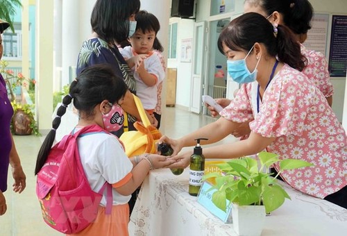 Para Pejalar di Seluruh Vietnam Kembali ke Sekolah di Tengah Pencegahan dan Penanggulangan Wabah Covid-19 Diketat - ảnh 1