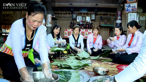 Kue Chung  Herbal-Makanan Khas dari Warga Etnis Minoritas Muong di Provinsi Phu Tho - ảnh 1