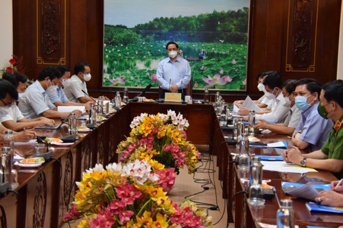 PM Pham Minh Chinh Periksa Pekerjaan Pengobatan Covid-19 di Berbagai Daerah dan Basis Kesehatan di Provinsi Tay Ninh dan Provinsi Long An - ảnh 2