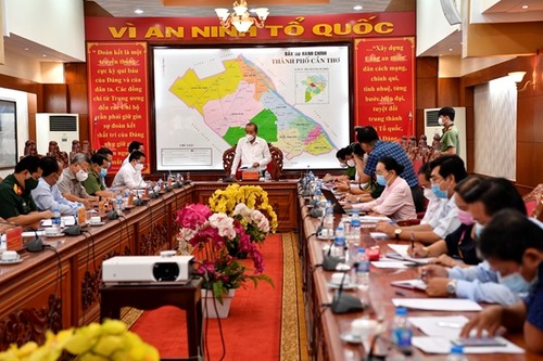 Deputi PM Truong Hoa Binh Periksa Pencegahan dan Penanggulangan Wabah Covid-19 di Kota Can Tho - ảnh 1