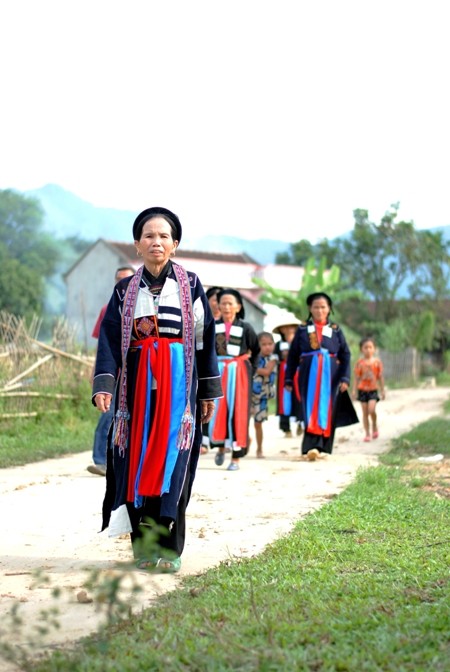 Lestarikan Keindahan Busana Warga Etnis Minoritas Cao Lan di Provinsi Quang Ninh - ảnh 2