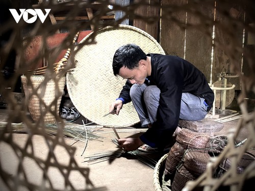Orang yang Lestarikan Kerajinan Menganyam Tradisional dari Warga Etnis Minoritas Mong” - ảnh 1
