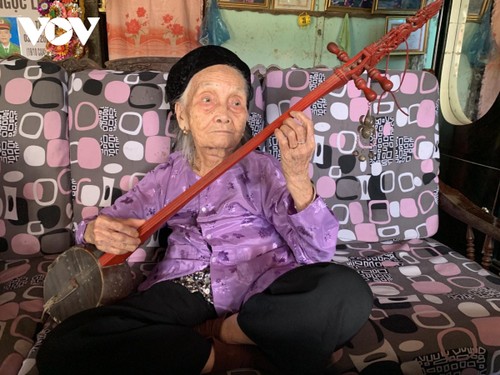 Ibu Mo Thi Kit- Seniwati  Seratus  tahun Yang  Seumur  Hidup Persembahkan dirinya kepada  Lagu Rayat Then - ảnh 1
