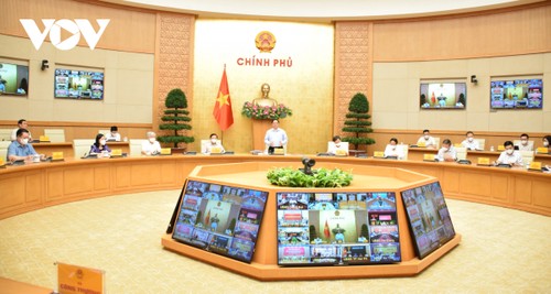 PM Pham Minh Chinh Adakan Sidang Virtual dengan 9.000 Kecamatan dan Kecamatan Kota di Seluruh Negeri untuk Aturkan Pengendalian Wabah  - ảnh 1