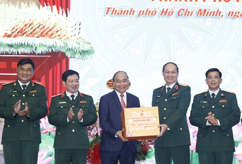 Presiden Nguyen Xuan Phuc Periksa Pekerjaan Jamin Keselamatan Pada Hari Raya Tet Nham Dan 2022 di Kota Ho Chi Minh - ảnh 1