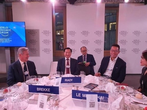 Deputi PM Le Minh Khai Teruskan Kegiatan-Kegiatan di Konferensi WEF Davos 2022 - ảnh 1