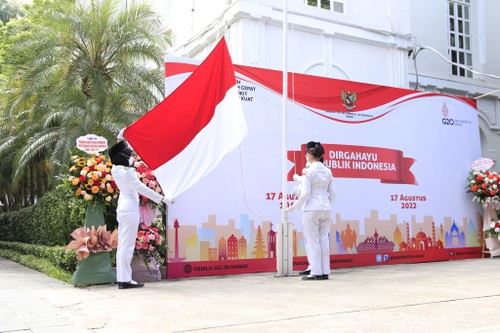 Upacara Pengibaran Bendera Peringati HUT ke-77 Hari Kemerdekaan Republik Indonesia - ảnh 1
