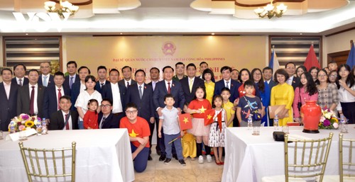 Ketua MN Vuong Dinh Hue Mengunjungi  Kedubes Vietnam di Filipina - ảnh 1