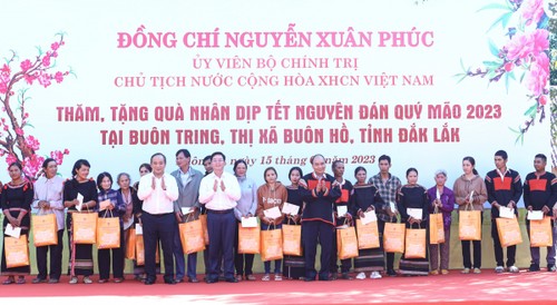 Presiden Vietnam, Nguyen Xuan Phuc Kunjungi dan Berikan Bingkisan Kepada Orang-Orang yang Menjumpai Kesulitan di Provinsi Dak Lak - ảnh 1