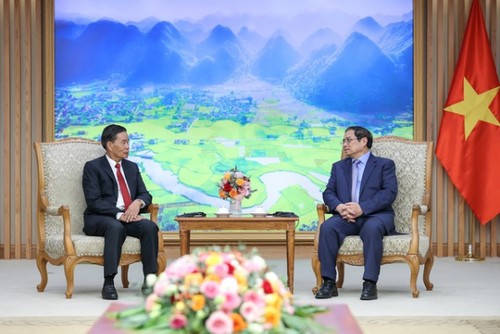 PM Pham Minh Chinh Menerima  Ketua Pengurus Besar Front Pembangunan Tanah Air Laos, Sinlavong Koutphaythoune - ảnh 1