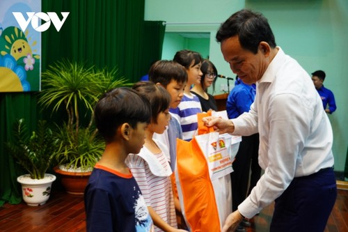 Deputi PM Tran Luu Quang Mengunjungi dan Memberikan Bingkisan kepada Anak-Anak di Kota Ho Chi Minh - ảnh 1