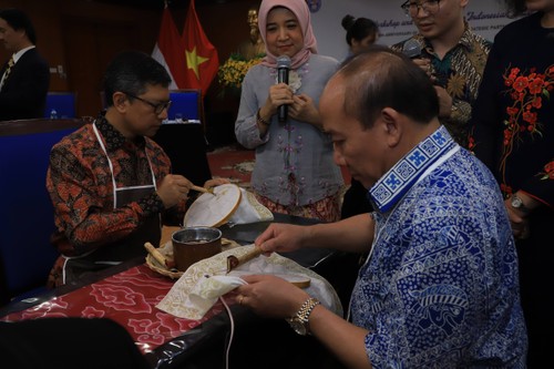 Lokakarya dan Pengenalan tentang Batik Tradisional dari Indonesia - ảnh 5