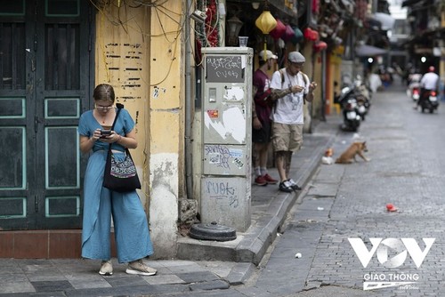 Wisman dengan Nyaman Mengunjungi Jalan Kuno di Kota Ha Noi - ảnh 10