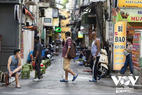 Wisman dengan Nyaman Mengunjungi Jalan Kuno di Kota Ha Noi - ảnh 15