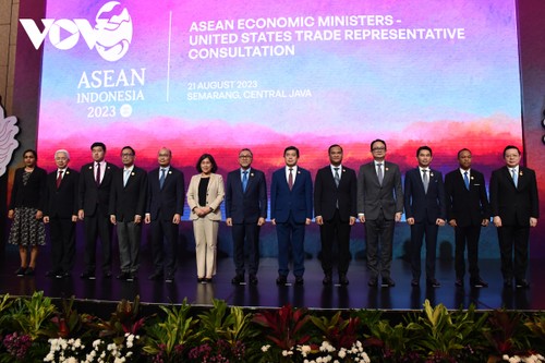 ASEAN dan Para Mitra Esahkan Banyak Naskah untuk Mendorong Kerja Sama Ekonomi - ảnh 1