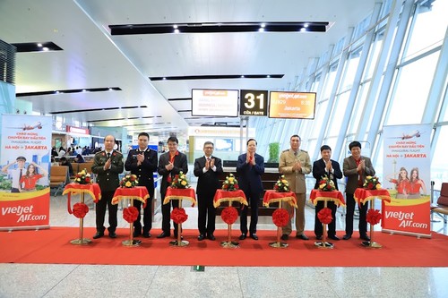 Maskapai Vietjet Meresmikan Lini Penerbangan Langsung Hanoi-Jakarta - ảnh 1