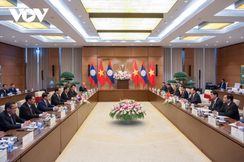 Ketua MN Vietnam, Vuong Dinh Hue Lakukan Beraudiensi kepada PM Laos, Sonexay Siphandone - ảnh 1