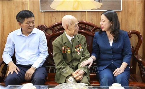 Penjabat Presiden Vietnam, Vo Thi Anh Xuan Mengunjungi dan Memberikan Bingkisan kepada Para Prajurit Dien Bien - ảnh 1