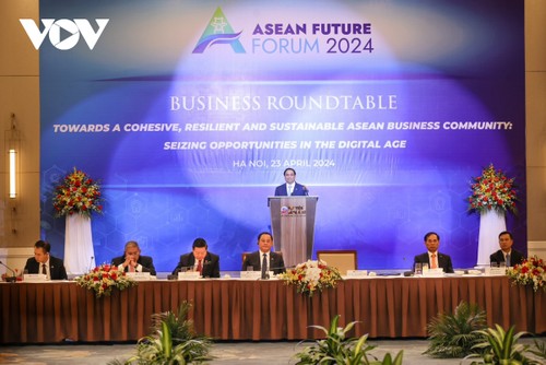 PM Vietnam dan PM Laos Bersama-sama Memimpin Simposium dengan Badan Usaha ASEAN dan Mitra - ảnh 1