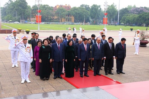 Pimpinan Partai Komunis dan Negara Berziarah ke Mausoleum Presiden Ho Chi Minh - ảnh 1