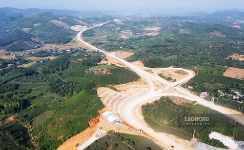 Provinsi Ha Giang Memperkuat Investasi Infrastruktur Lalu Lintas untuk Mengembangkan Ekonomi - ảnh 1