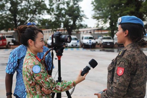 Para Perwira dan Tentara Wanita Baret Biru Vietnam di Tengah Pasir Yang Terbakar di Afrika - ảnh 2