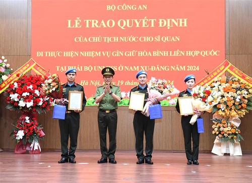 Sampaikan Keputusan untuk Melaksanakan Tugas Pemeliharaan Perdamaian PBB kepada 3 Perwira Pasukan Keamanan Publik Vietnam - ảnh 1