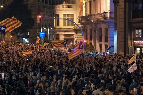 Des centaines de milliers d’indépendantistes catalans manifestent à Barcelone - ảnh 1