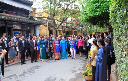 APEC 2017: Un Vietnam original aux yeux des épouses des chefs de delégation - ảnh 1