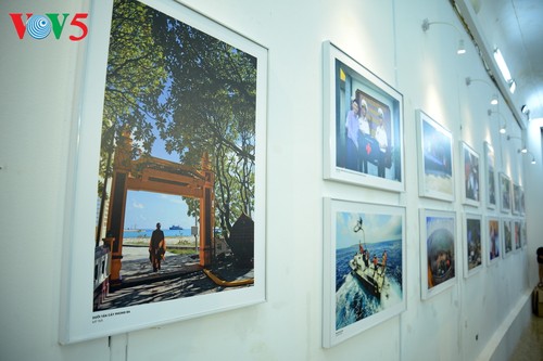 Vernissage de l’exposition “Truong Sa dans notre coeur” - ảnh 10