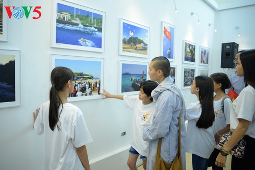 Vernissage de l’exposition “Truong Sa dans notre coeur” - ảnh 15