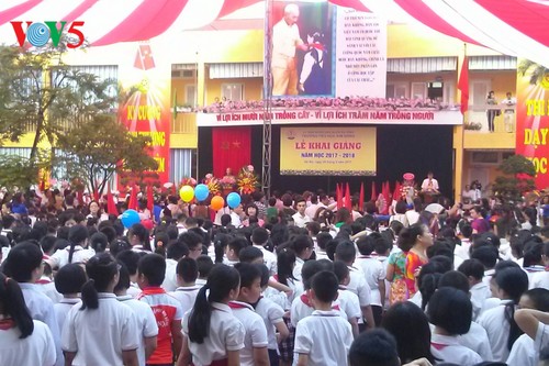 Millions of Vietnamese students ring in new school year  - ảnh 1