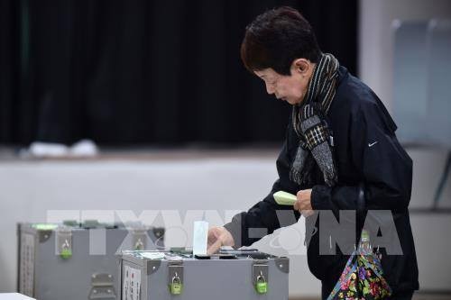 Japan conducts early votes for 2017 Lower House Election - ảnh 1