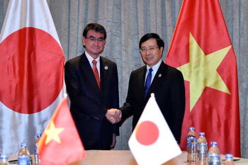 APEC 2017: Deputy PM Minh meets Japanese FM, WEF Managing Director - ảnh 1