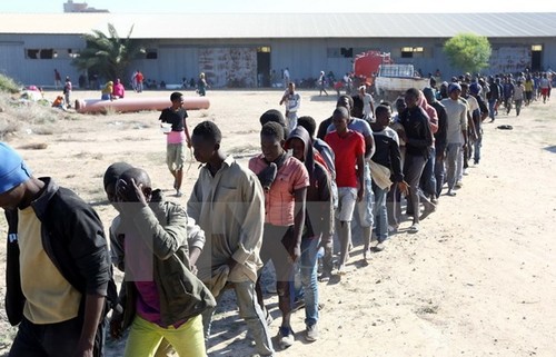 AU-EU Summit draws up emergency plan for migrants in Libya - ảnh 1