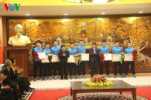 Hanoi leaders award young footballers  - ảnh 1