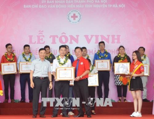 Outstanding blood donors honored across Vietnam - ảnh 1