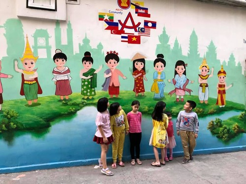 Murals change life in Hanoi's residential areas - ảnh 5
